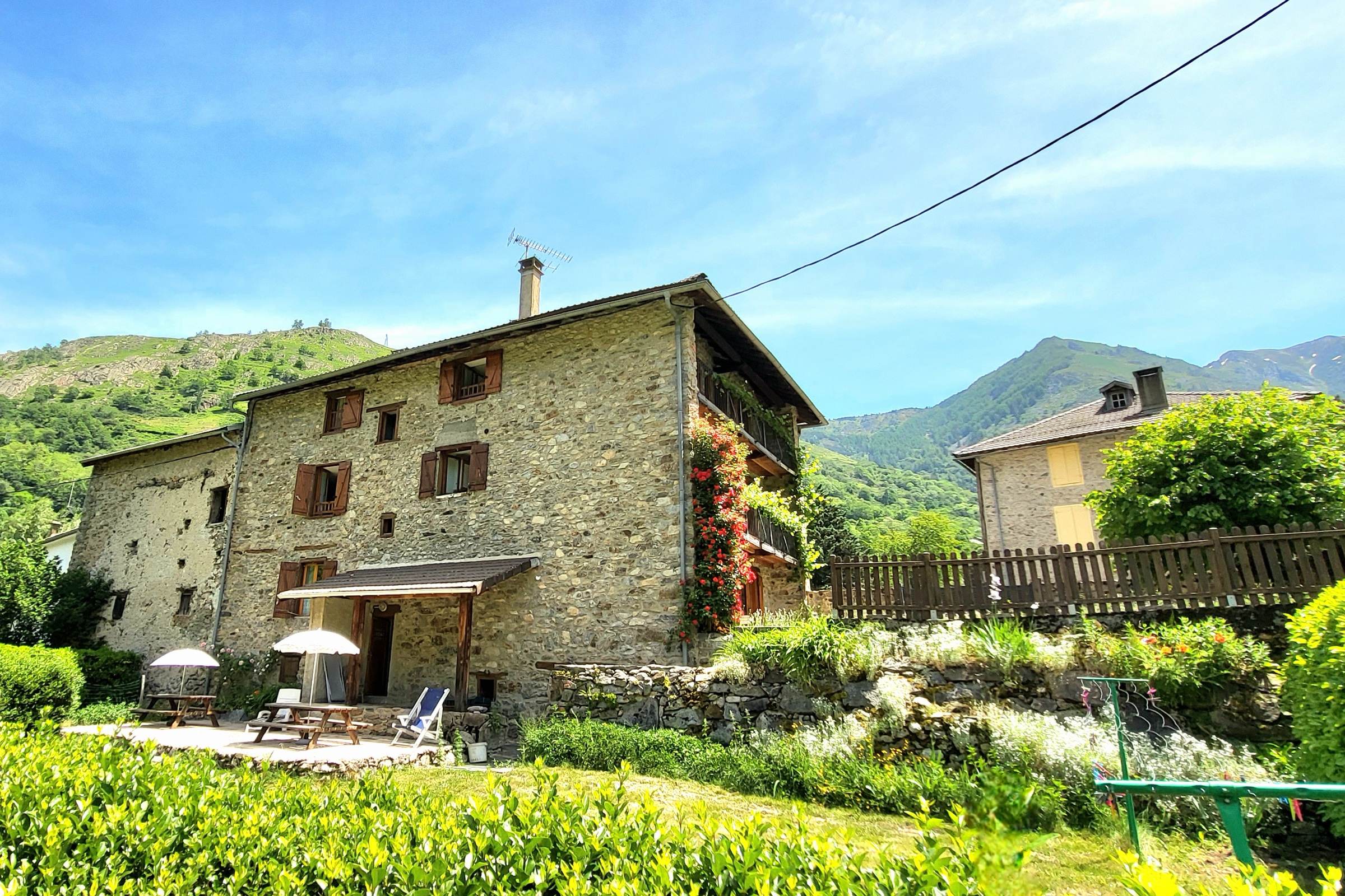 La maison et son jardin, face aux montagnes