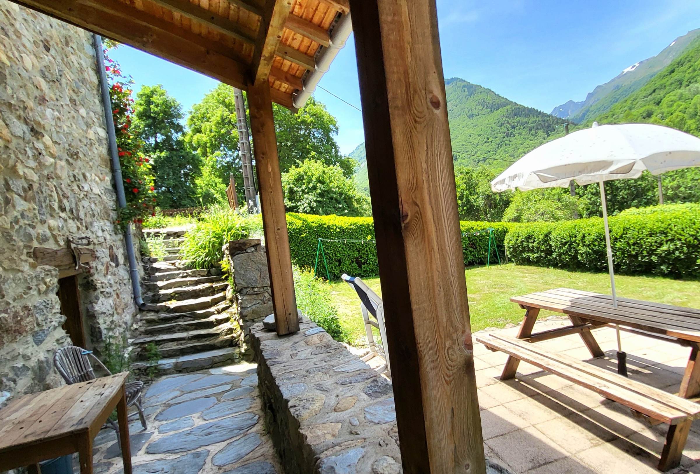 Terrasse couverte et jardin