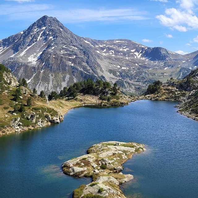 Lac de montagne sous un sommet