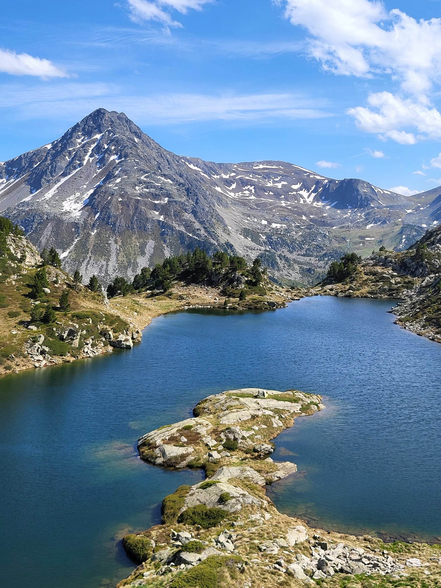 Lac de montagne au-dessus de la vallée
