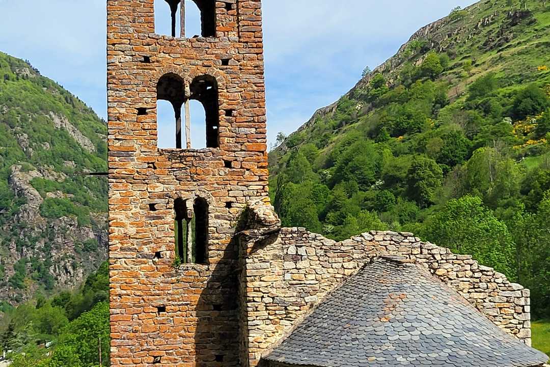 Le clocher roman et les toits du village de Mérens