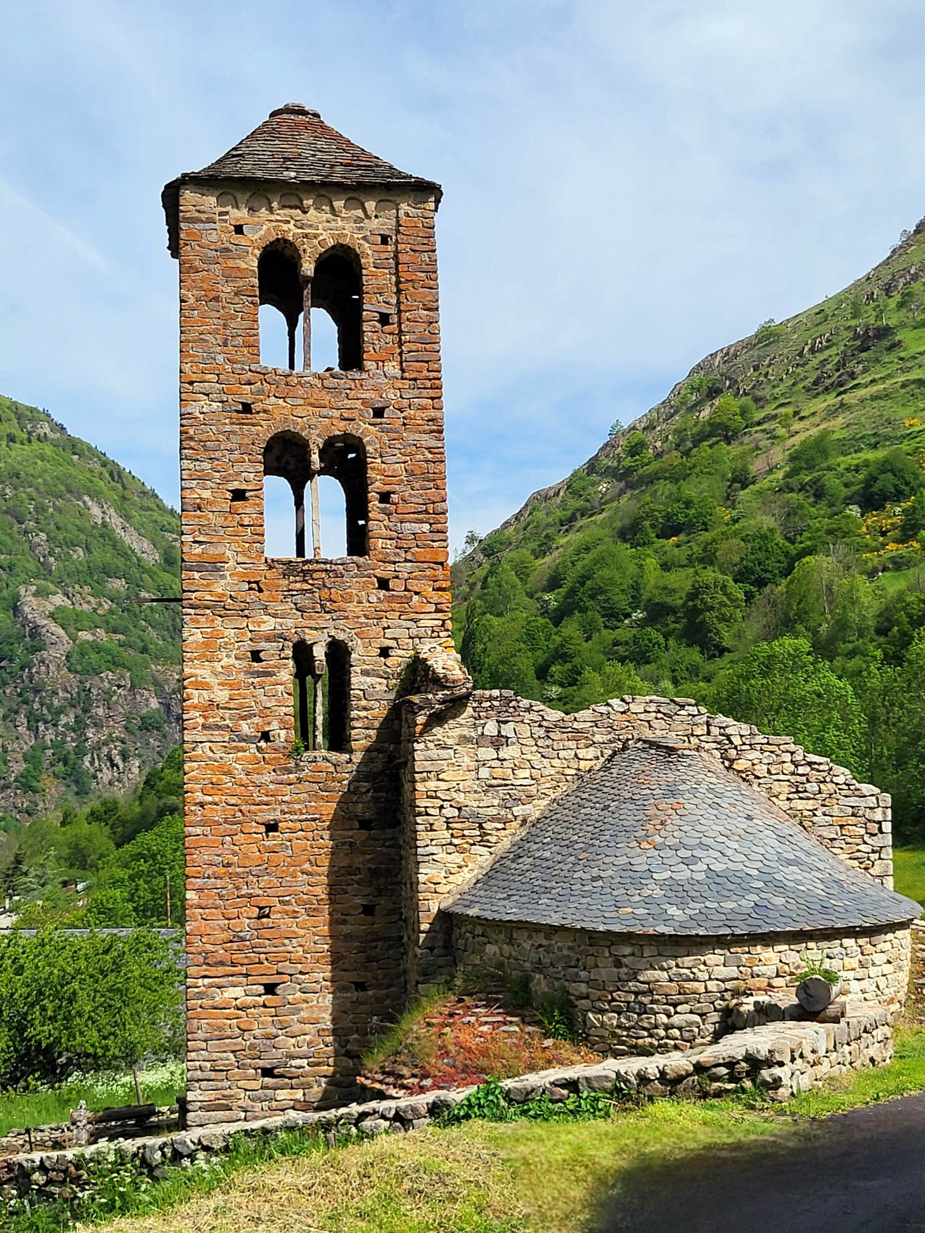 Le clocher roman et les toits du village de Mérens